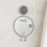 Espelho Antiembaçante na parede do banheiro